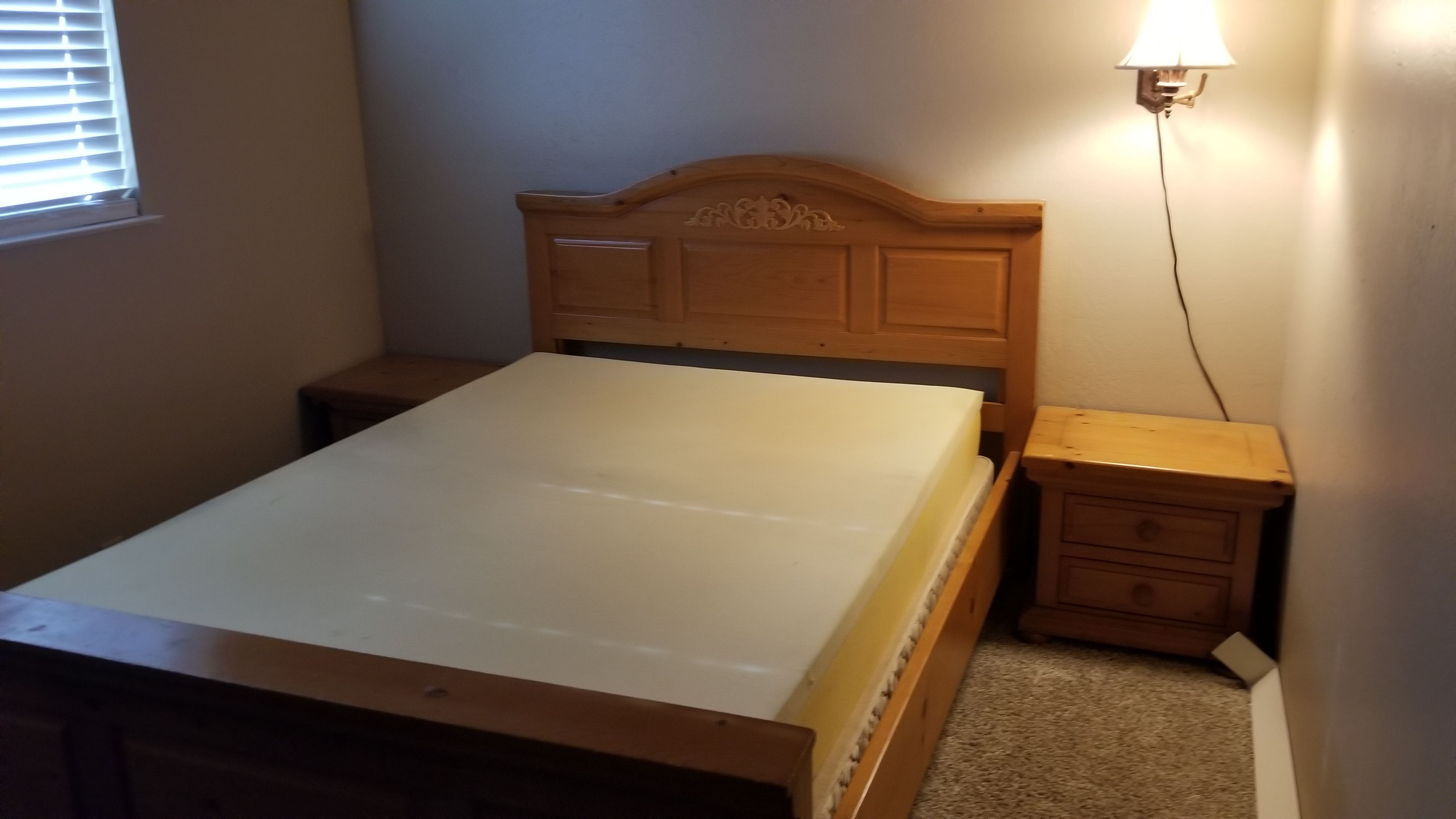 Queen bedroom set 5 piece Broyhill Fontana pine for Sale in Castro