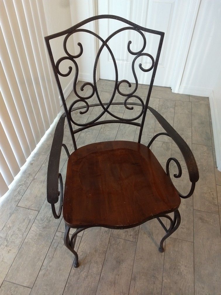 Kitchen / Dinning table with chairs
