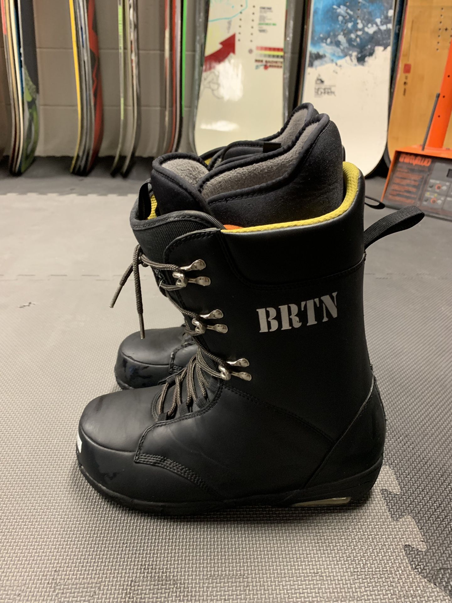 Burton boxer size 10 snowboard boots with warranty for Sale in Las