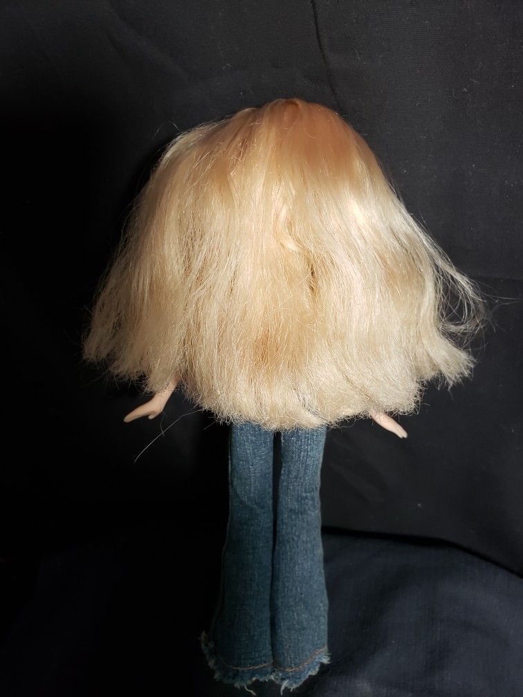 Bratz doll blonde hair 2001 . Doll is 10" tall . Good condition and smoke free home.