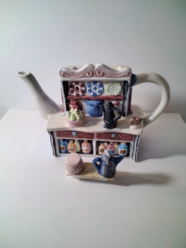 Very Cute House Tea Pot .