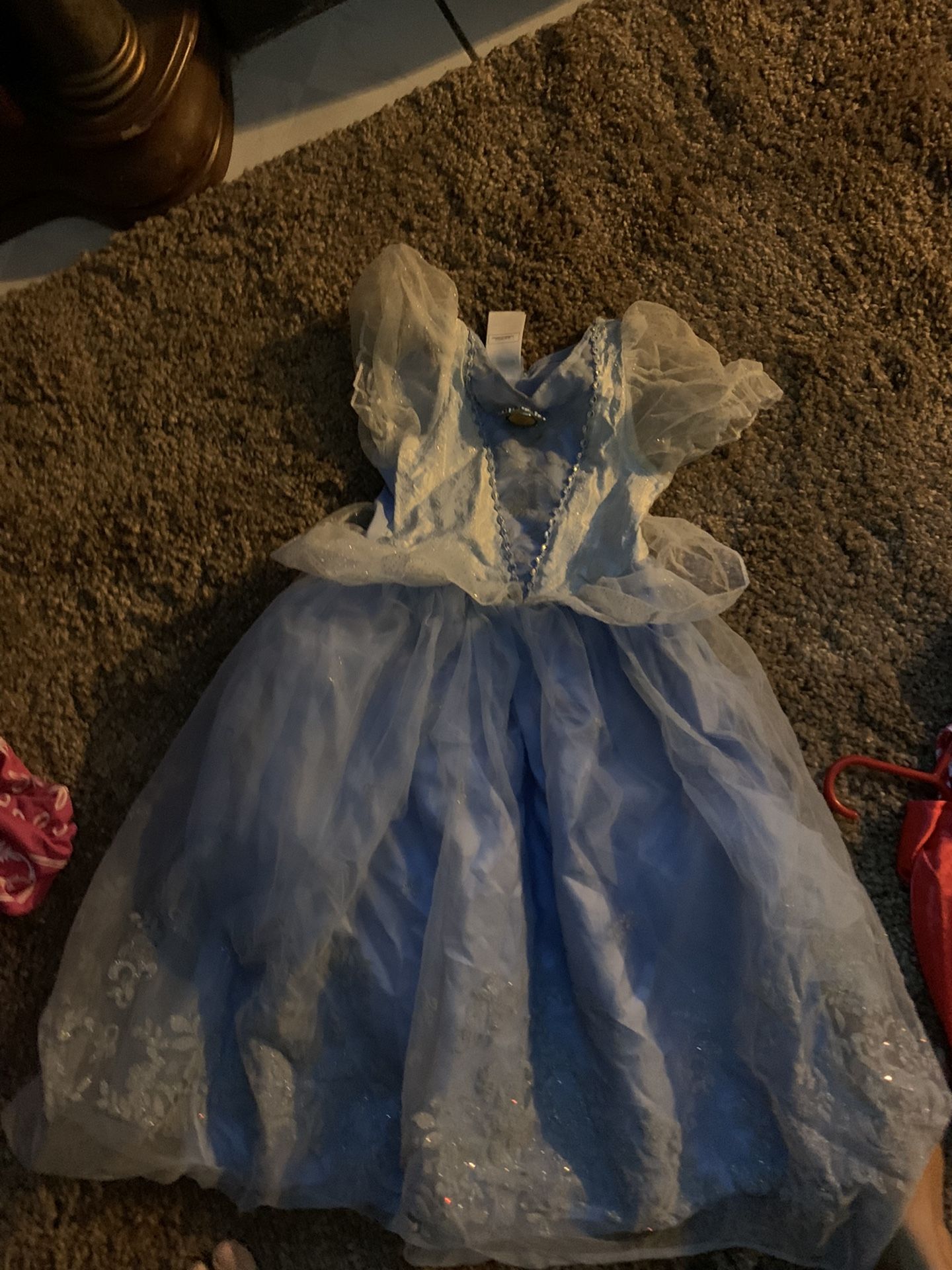 A cinco dólares cada uno los de Mickey mouse son talla seis talla cinco talla uno talla dos el de Blancanieves talla cinco el de calavera rojo t talla