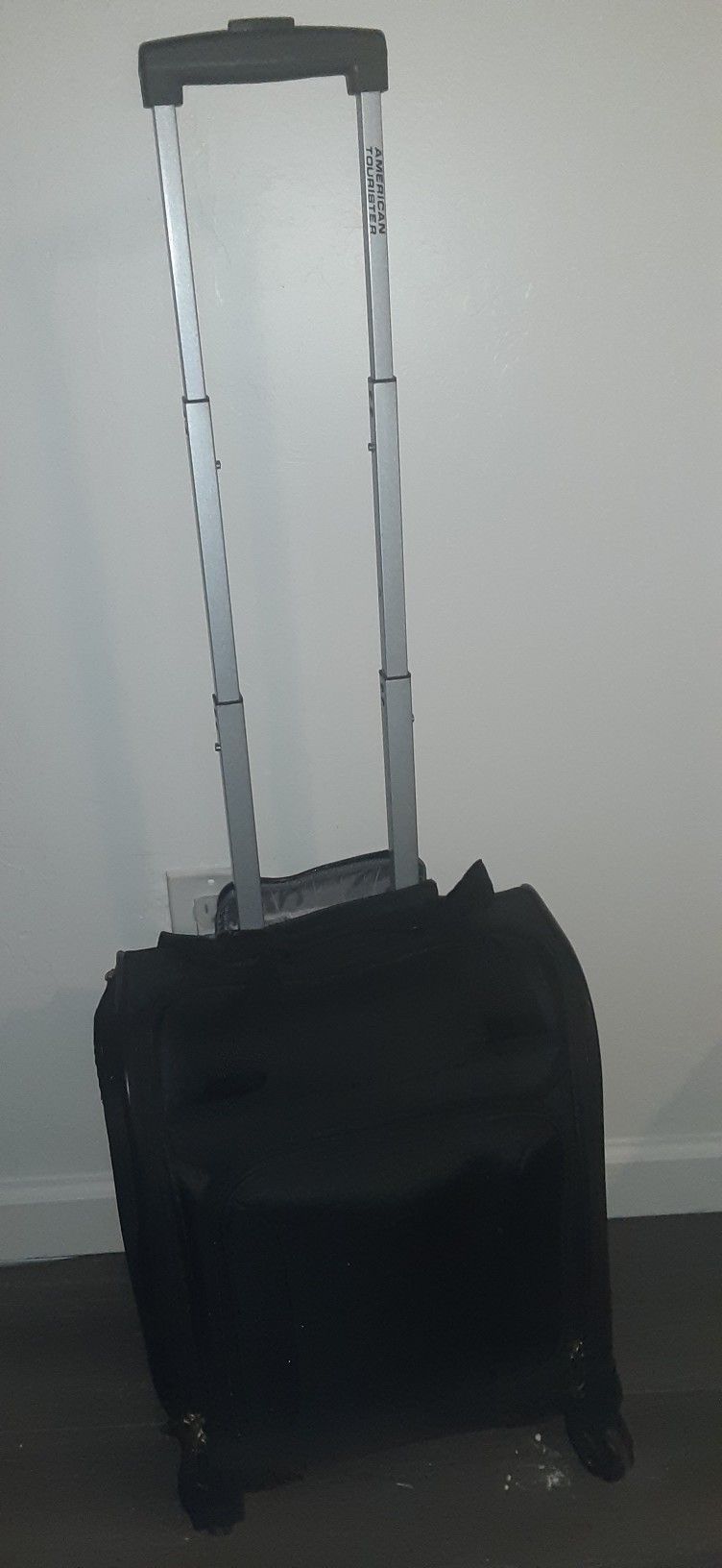 Black Rolling Luggage American Tourister (Small)