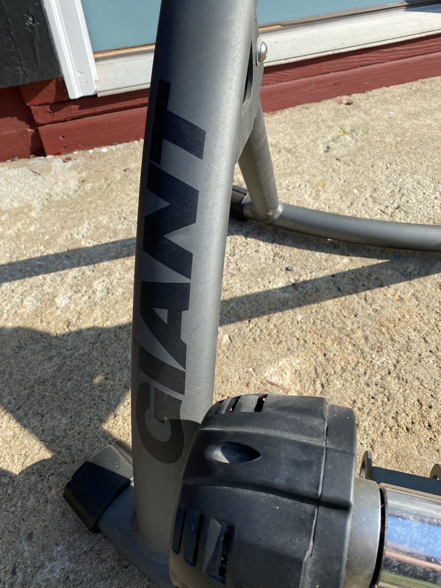 Bicycle trainer Giant Cyclotron auto indoor mag bicycle trainer excellent condition can deliver