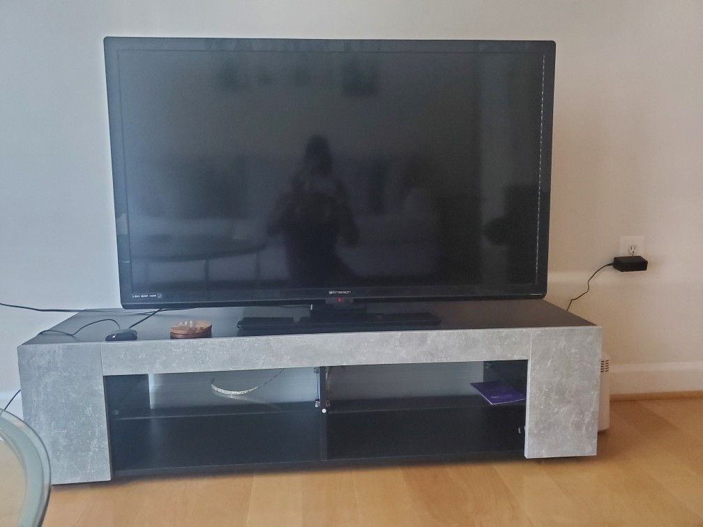 50" Emmerson Flat Screen Tv + Roku