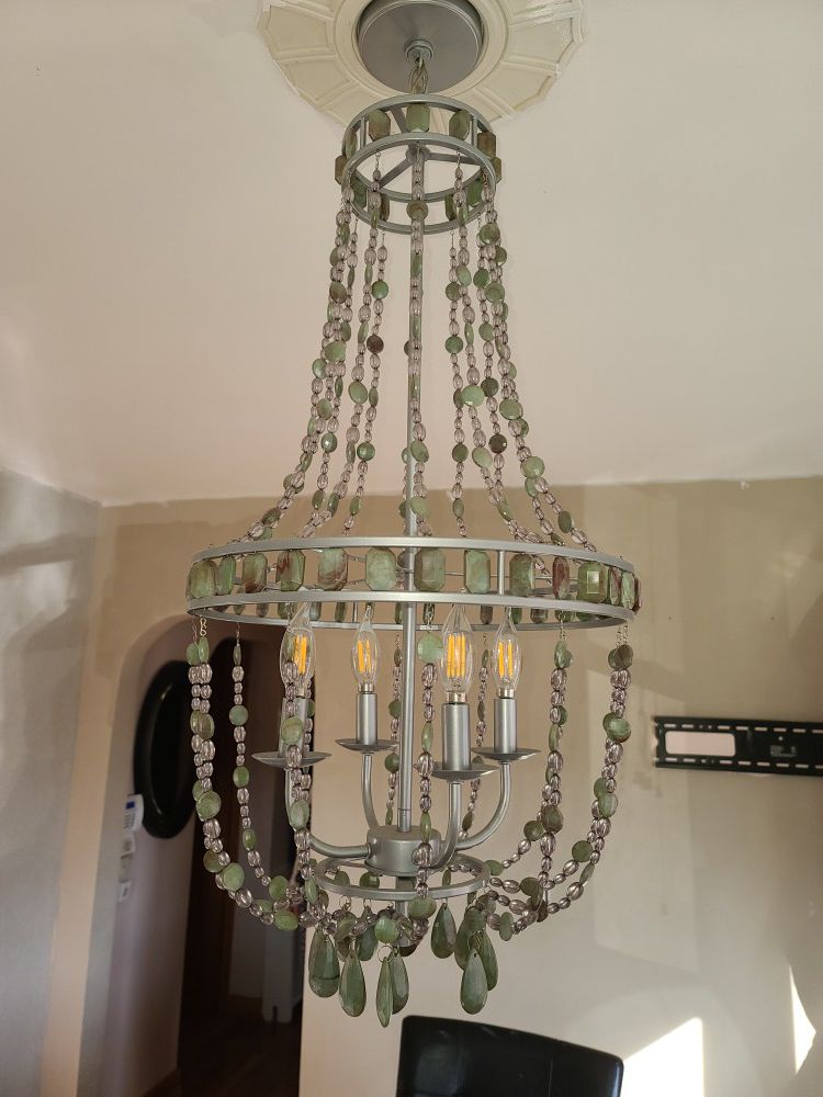 Chandelier In perfect condition just 15$