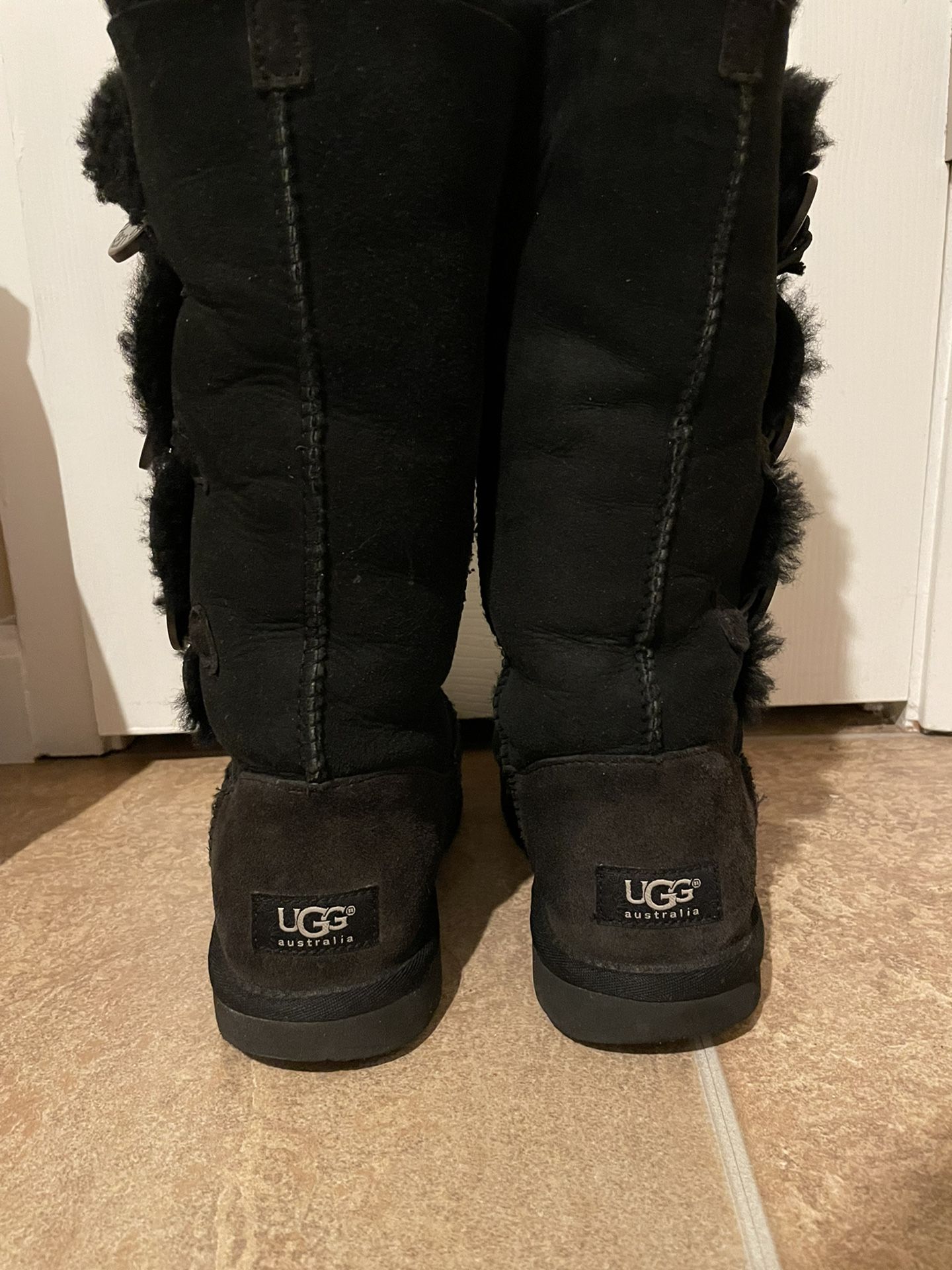 Women’s Bailey Button Ugg Boots Size 6