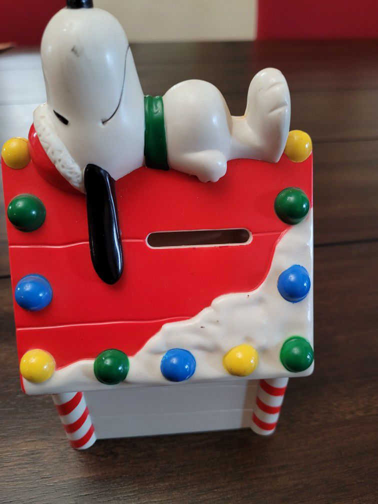 Whitmans Snoopy Christmas Peanuts Dog House Coin Bank