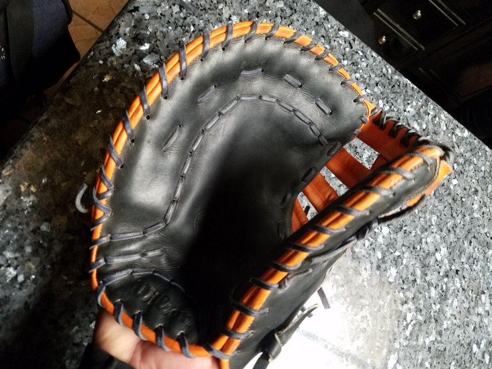 WILSON A2000 MC24 LHT 12 " 1B GLOVE