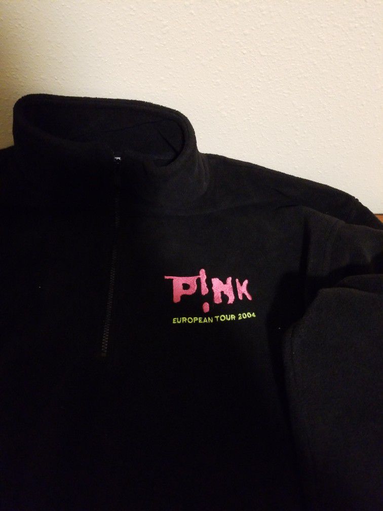 Size large Pink European tour 2004 . Sweater Super soft In   comfortable.