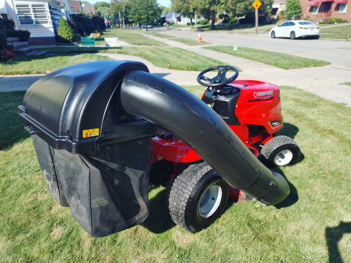 RIDING LAWNMOWER TROY-BILT YEAR 2012