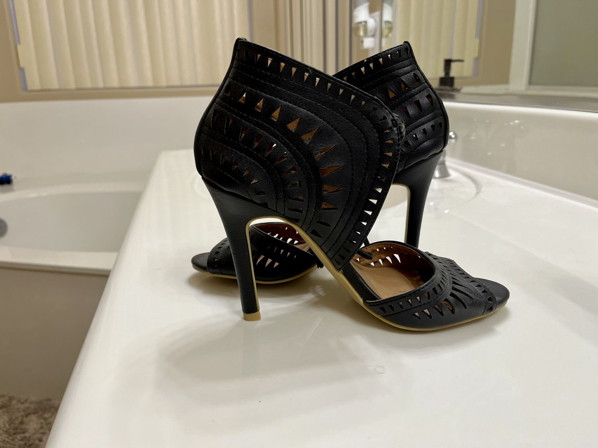 Woman’s Shoes Size 6 1/2 And 7