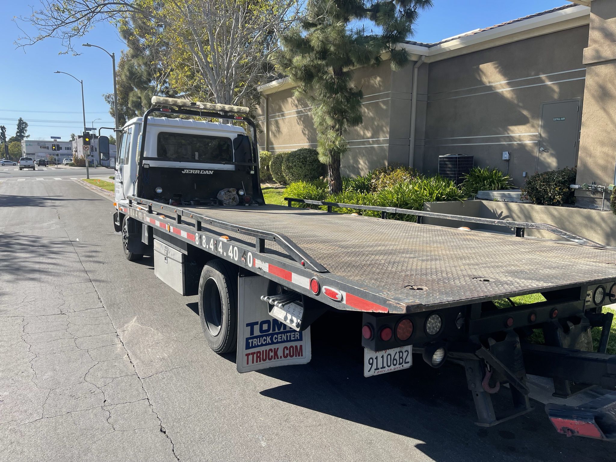 2007 UD 2300 Tow Truck Flatbed