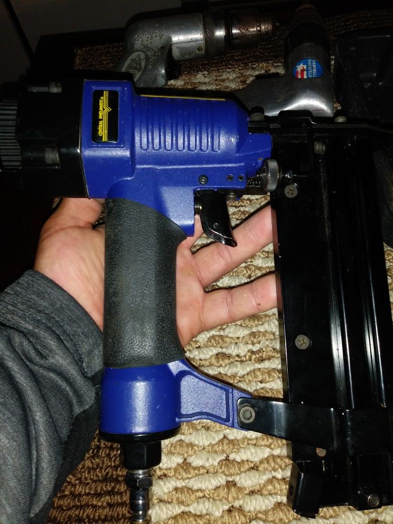 Staple and nail gun
