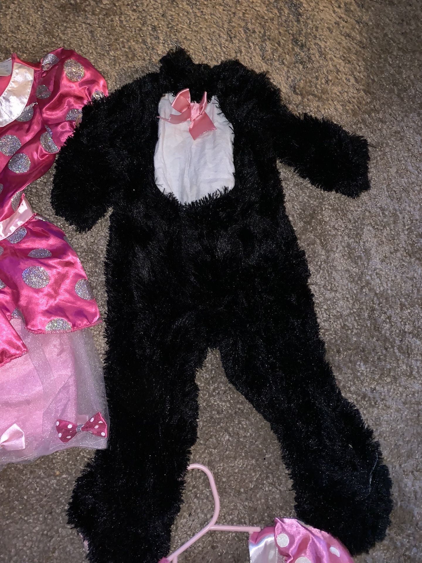 A cinco dólares cada uno los de Mickey mouse son talla seis talla cinco talla uno talla dos el de Blancanieves talla cinco el de calavera rojo t talla