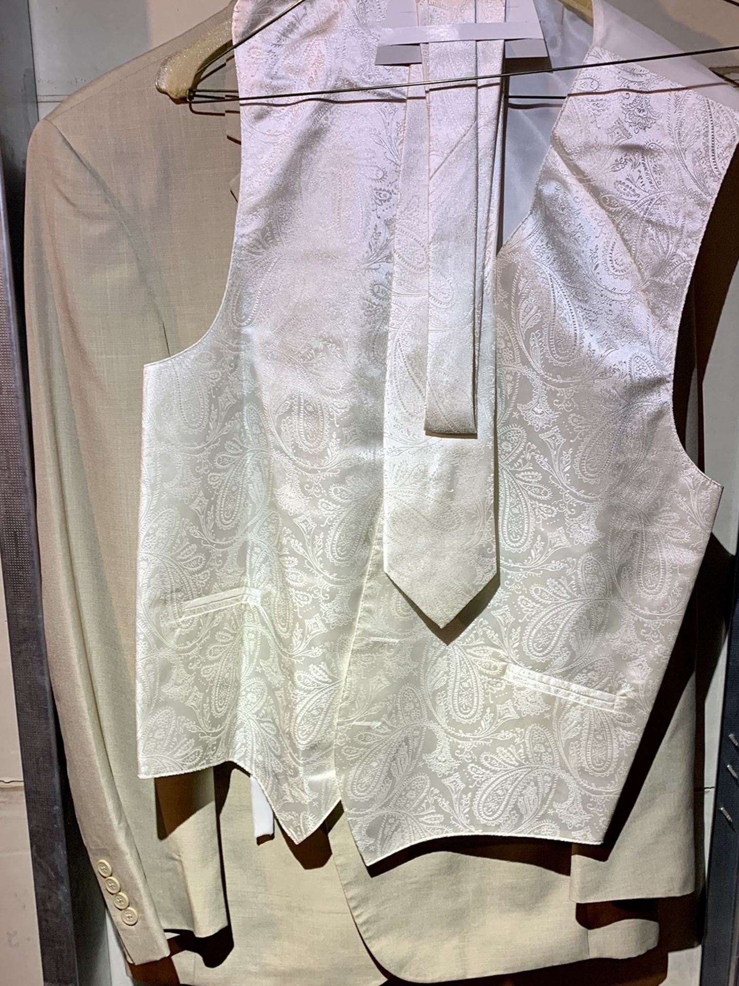 Men’s beige / tan dress suit, off-white paisley vest / tie, tux travel bag, 38L jacket, 32x34 pants