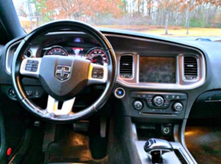Non smoker car __'12 Dodge SXT Charger