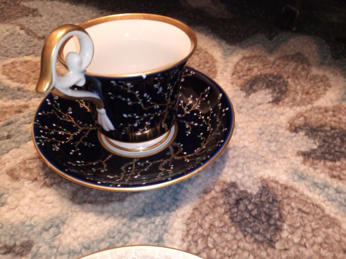 Tea Cups / Saucers