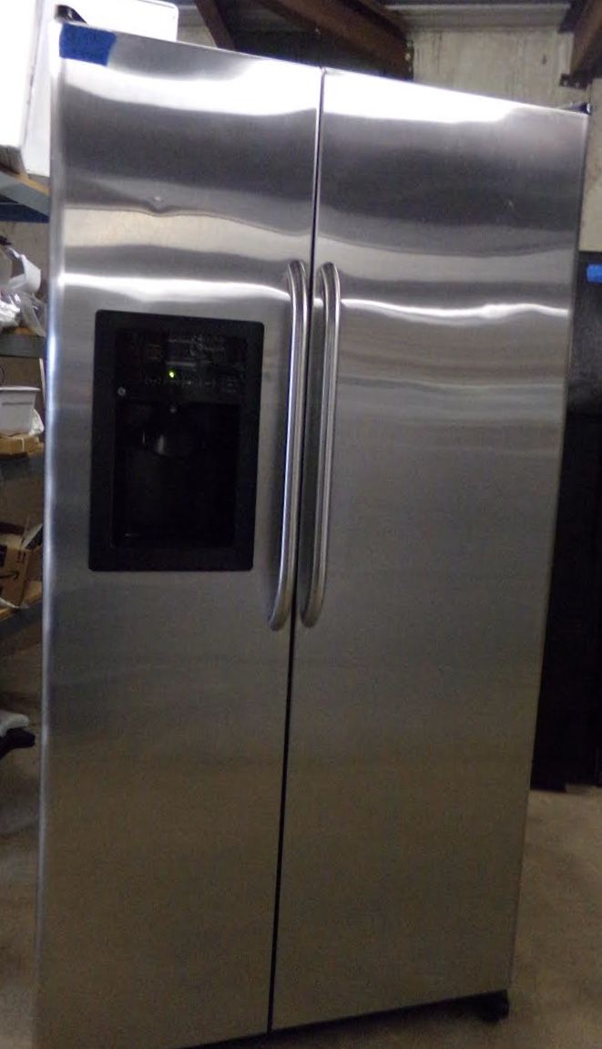 GEGENERAL ELECTRIC STAINLESS STEEL SIDEBYSIDE REFRIGERATOR. ICE&WATER DISPCOLD!CLEAN!TESTED