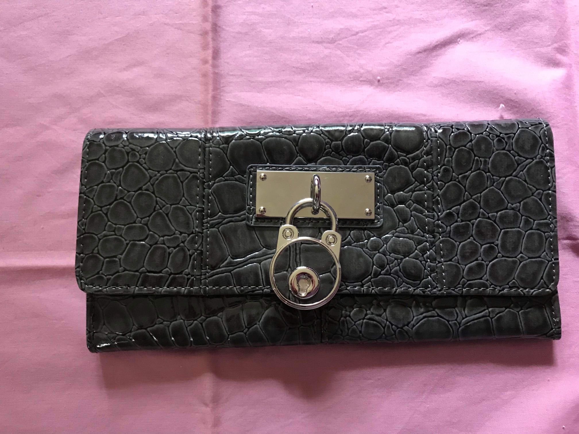 NY&C (NEW YORK & COMPANY) GRAY FAUX ALLIGATOR WALLET WITH FRONT LOCK DECORATIVE DETAIL ~ NEW WITH TAG