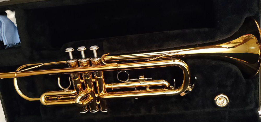 Mint Yamaha Student Trumpet YTR-2330 Bb with mouthpiece, case