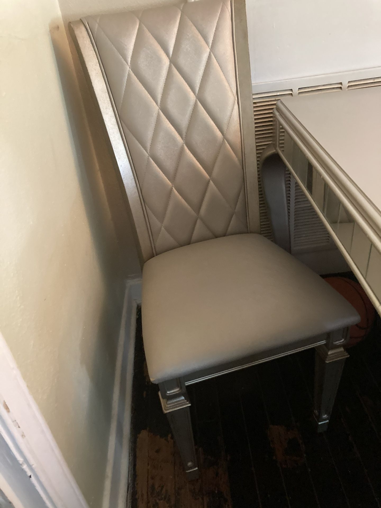 Dining room sets good condition has a few scratches comes with four chairs one is a captains chair I do have the lease that goes in the middle of maes