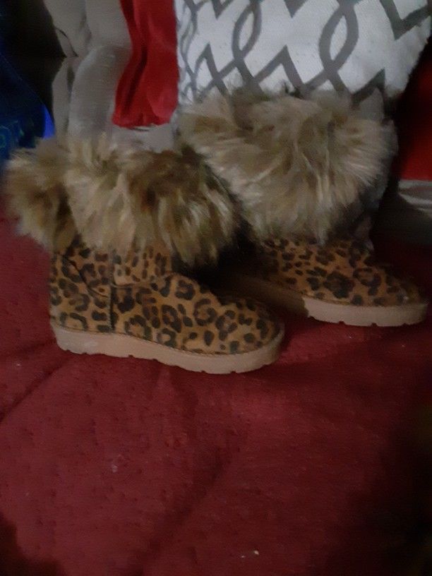 Three Pair Of Women's Size 6 Boots Uggs Great Condition