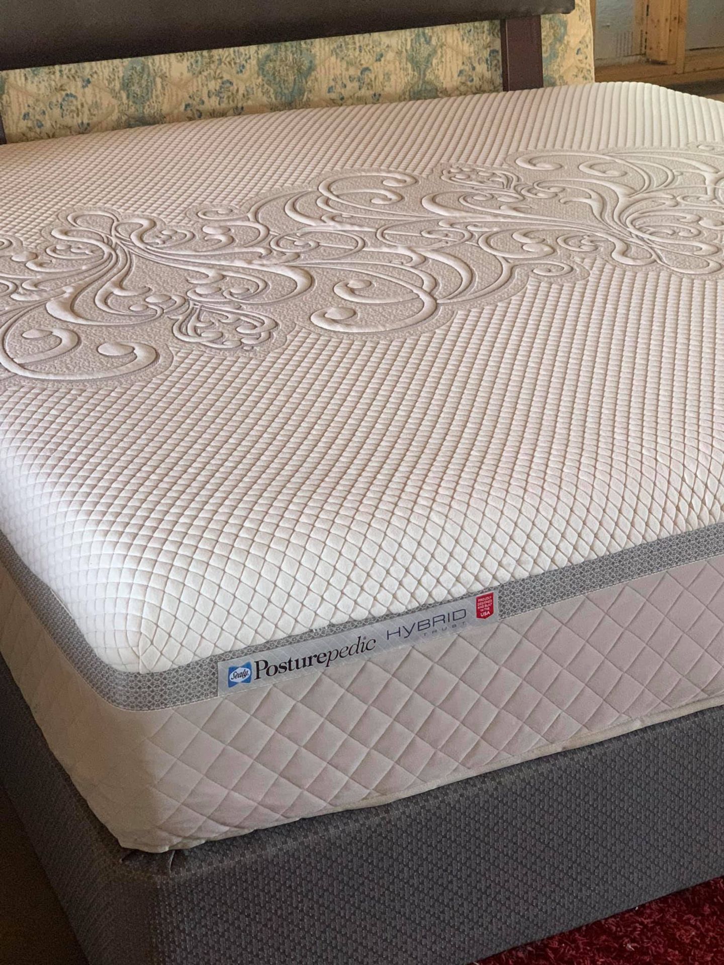 USED KING SIZE MEMORRY FOAM HYBRIDS SEALY POSTUREPEDIC MATTRESS WITH BOX SPRING for Sale in San