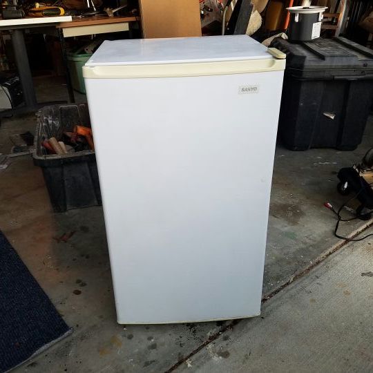 Sanyo White Mini Fridge Model SR366W for Sale in Deltona, FL OfferUp