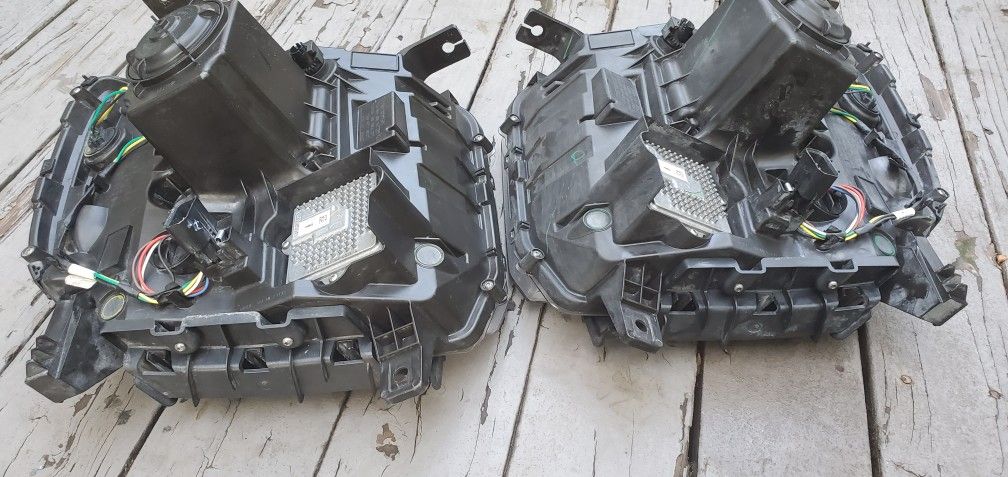 GMC Sierra Headlights Left/Right 900$ or best offer
