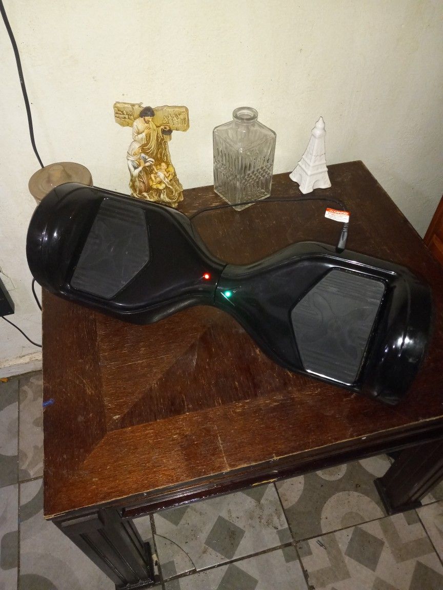 A Hover One Hoverboard In Excellent Condition With Charger