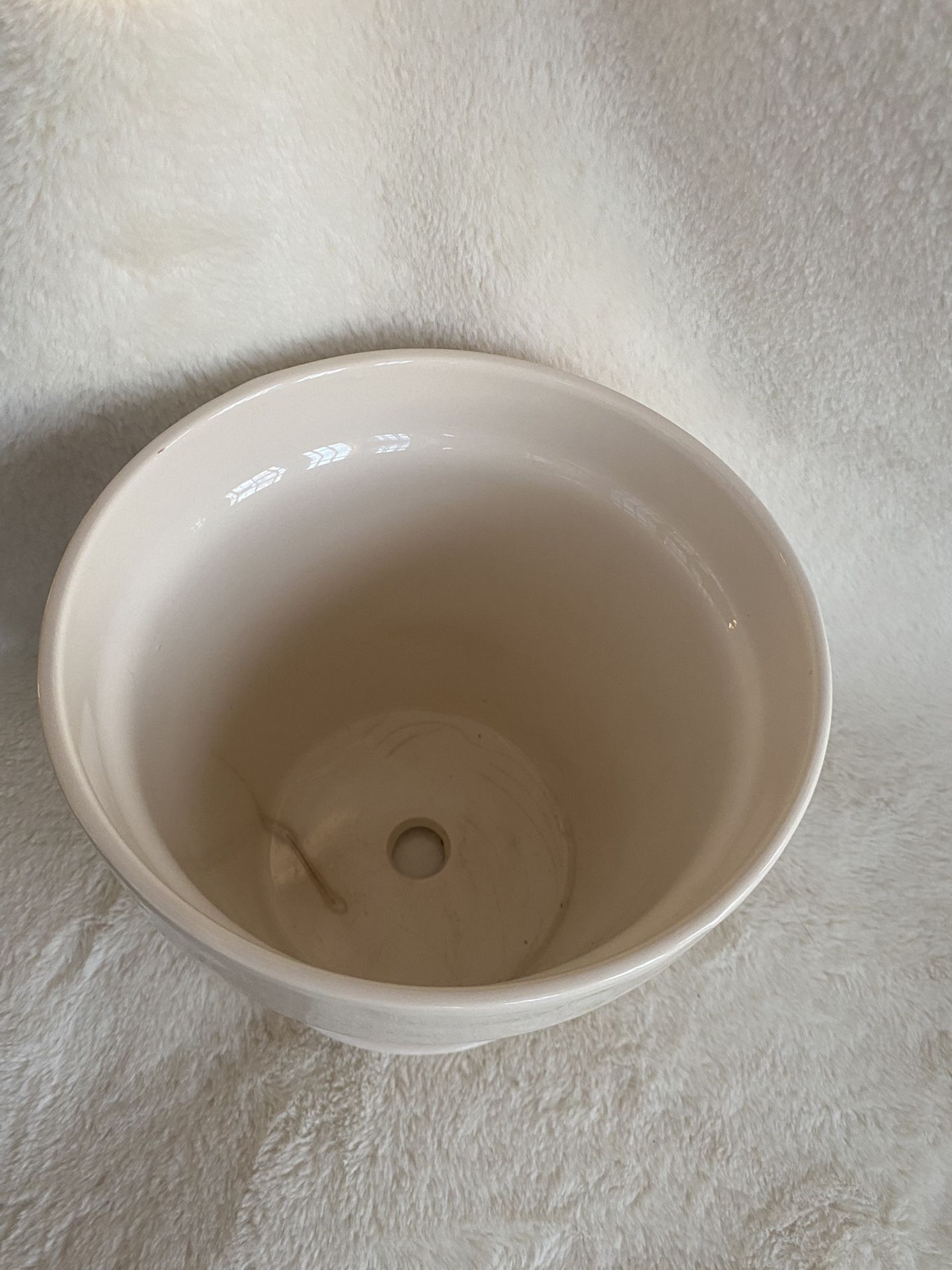 Rae Dunn BLOOM Large Ceramic Flower Pot Has drainage at bottom No cracks, chips or defects on exterior Small hairline crack on inside bottom of pot -