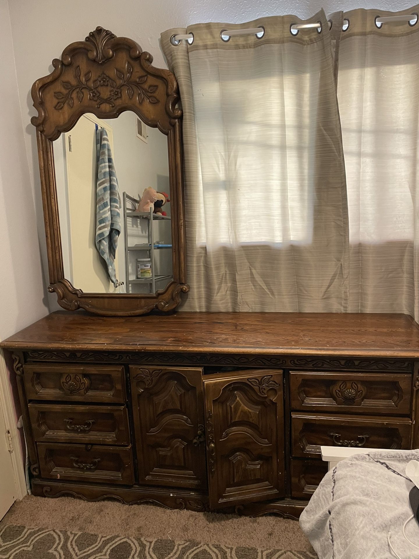 Dresser With Mirror