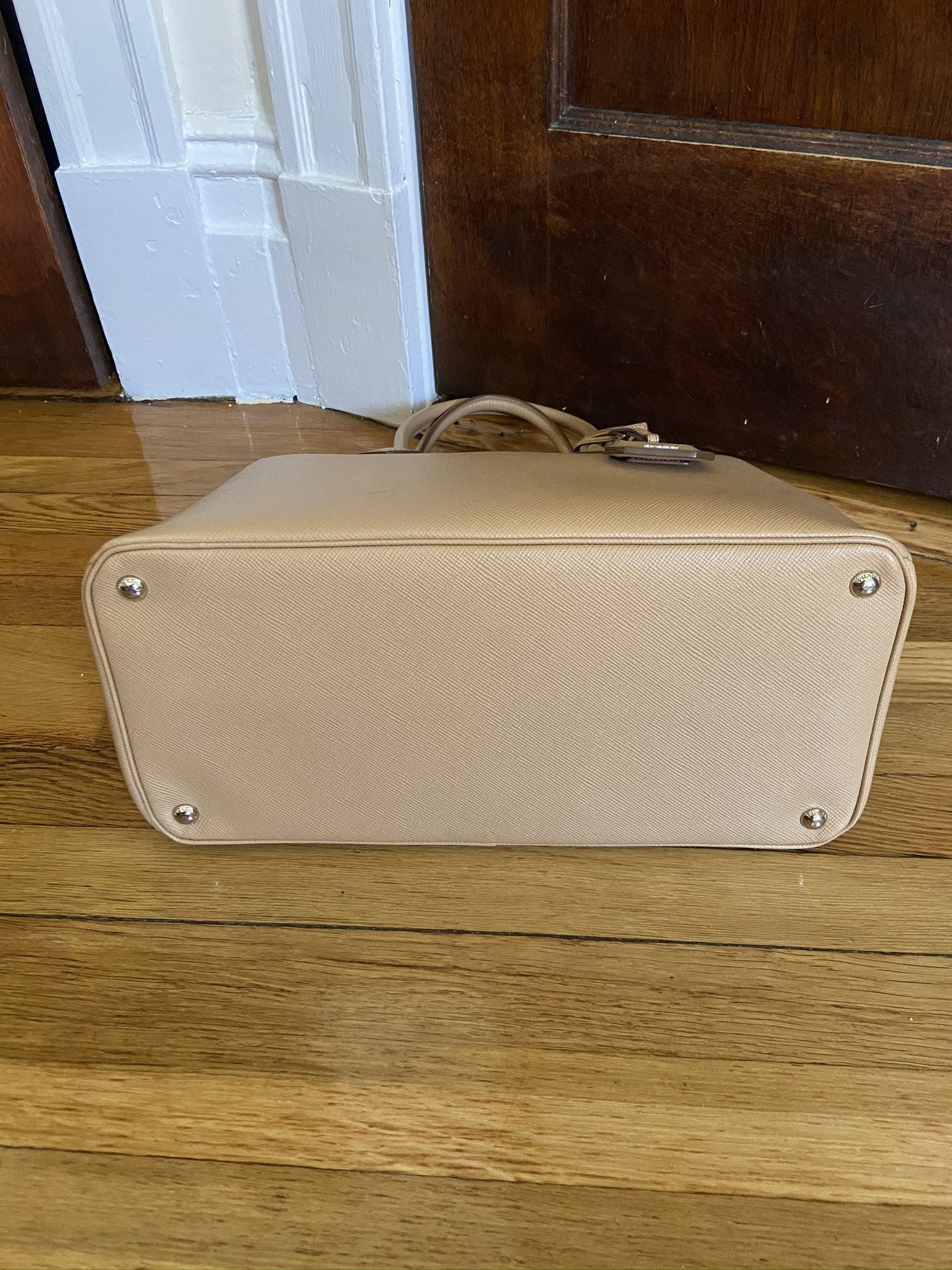 Excellent Condition Prada Bag With Authentification Certificate