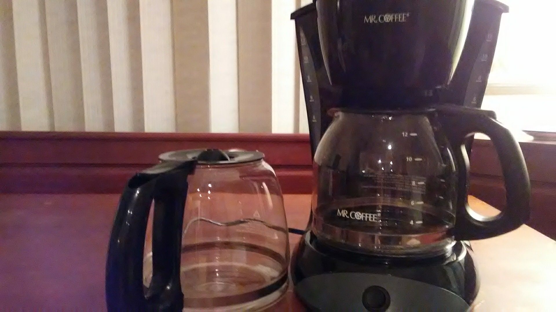 Coffee machine and extra pot