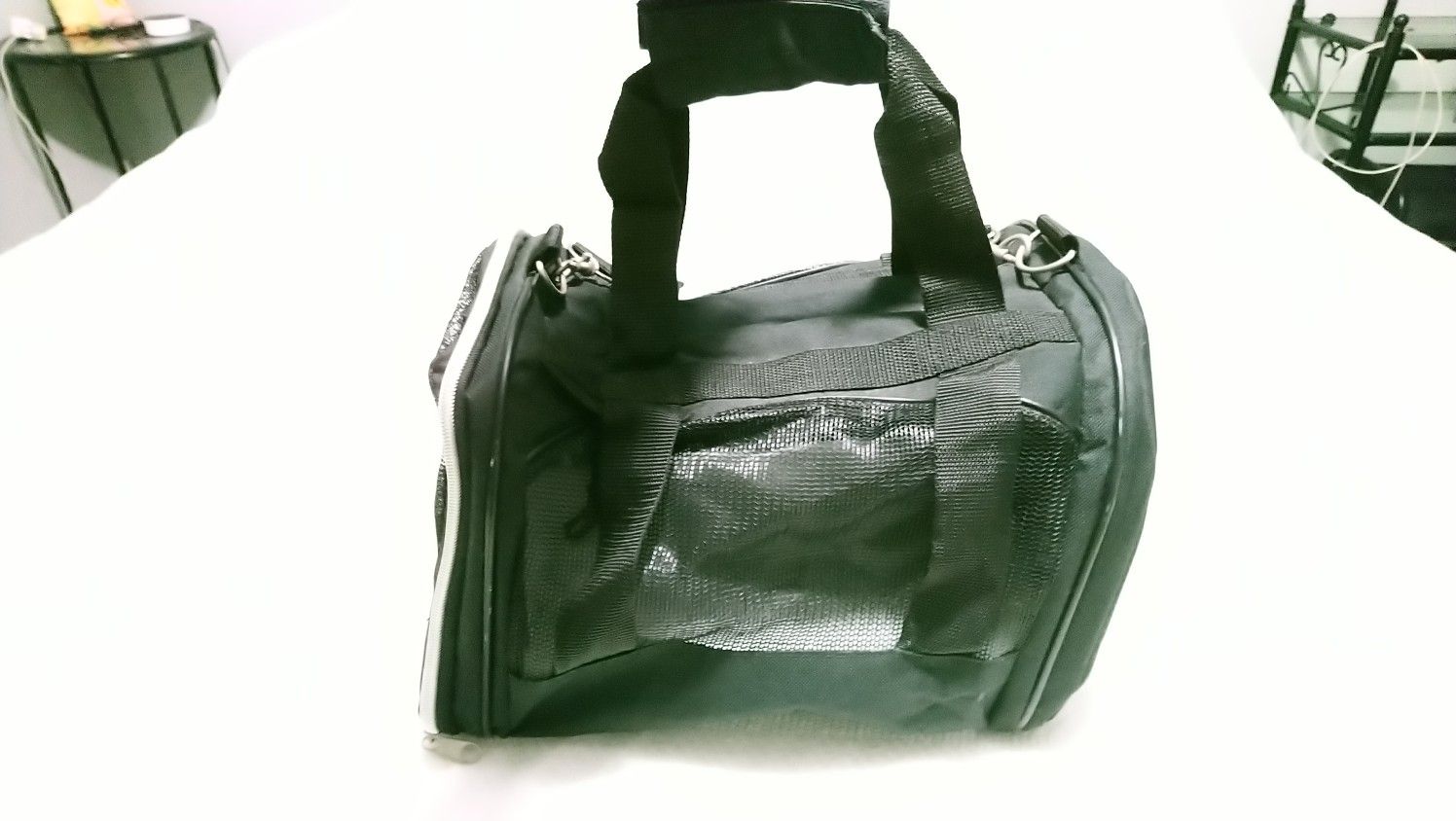 Hard bottom Pet carrier for cats/small dogs.