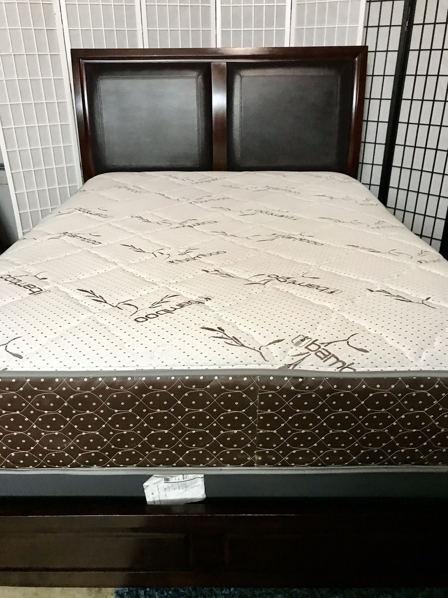 Queen Size Bed Leather Back - Complete Bed - También Hablo Español