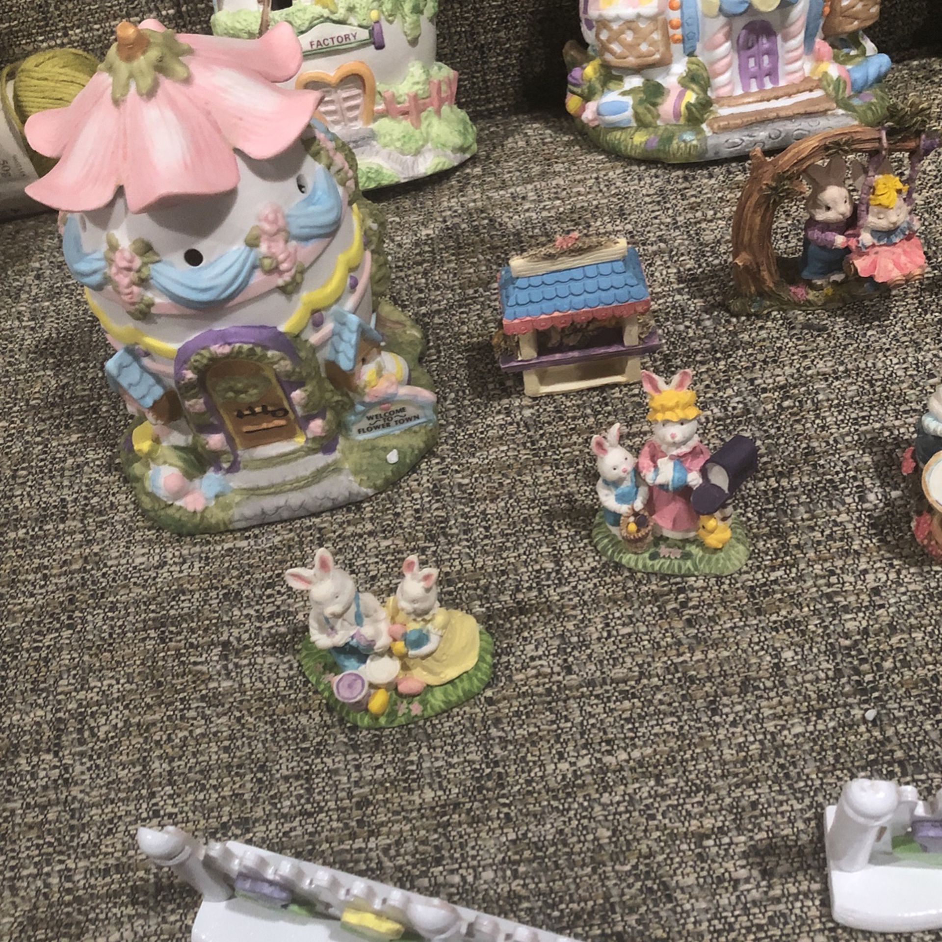 20 PCs Bunny Town  Hand Painted  Porcelain Easter  Village 1994 