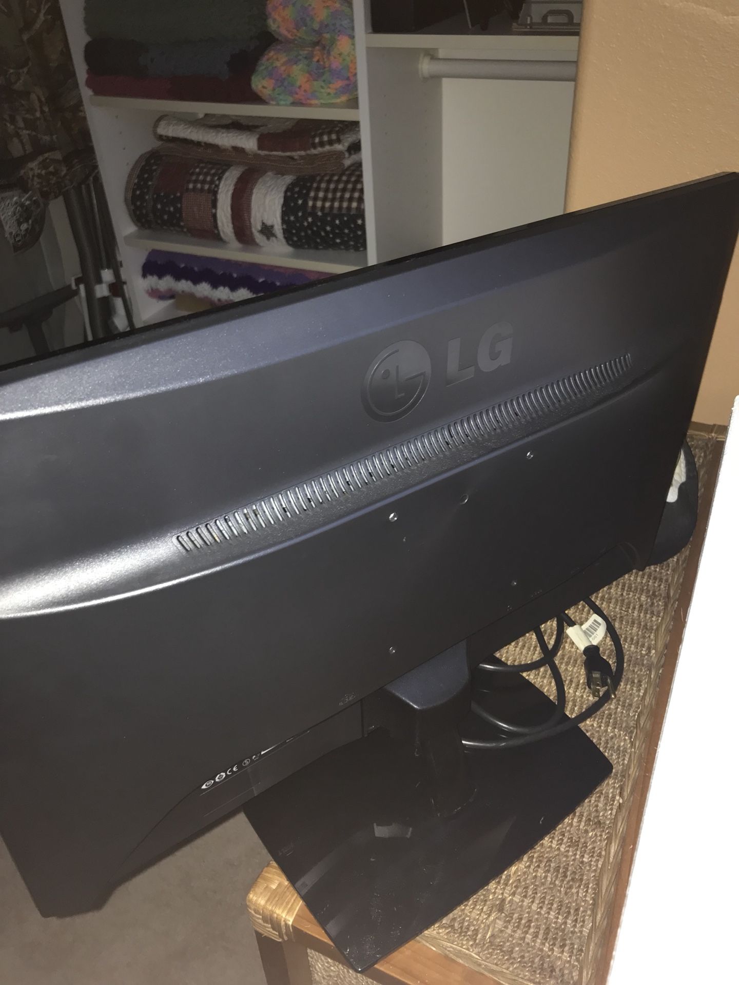 LG Monitor 24”