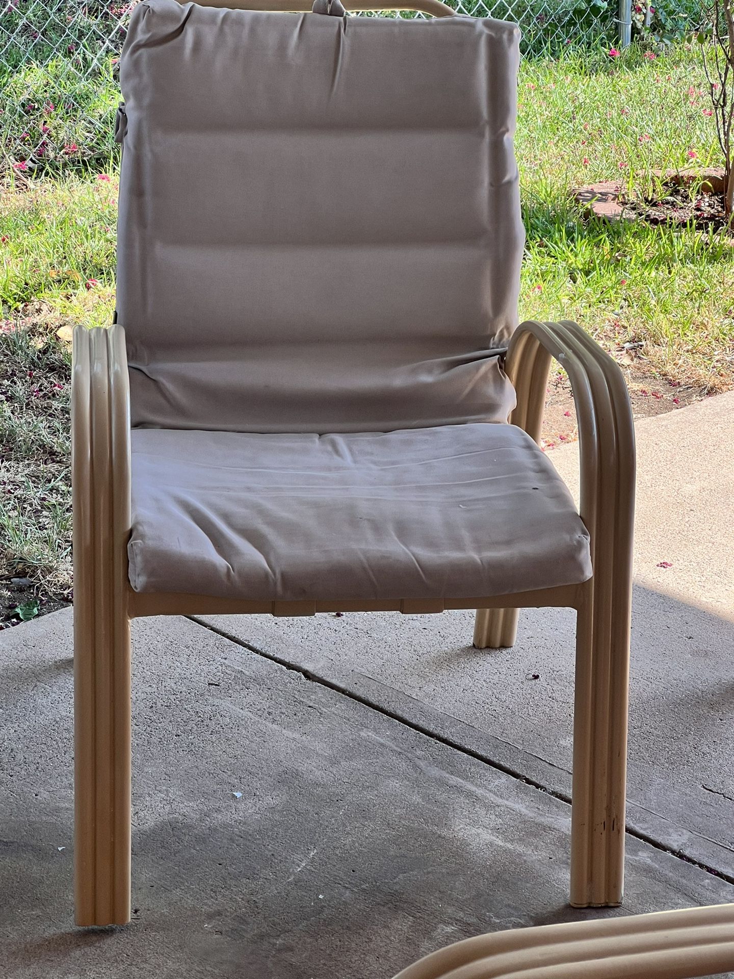Outsaid Chairs/Sillas Para Afuera