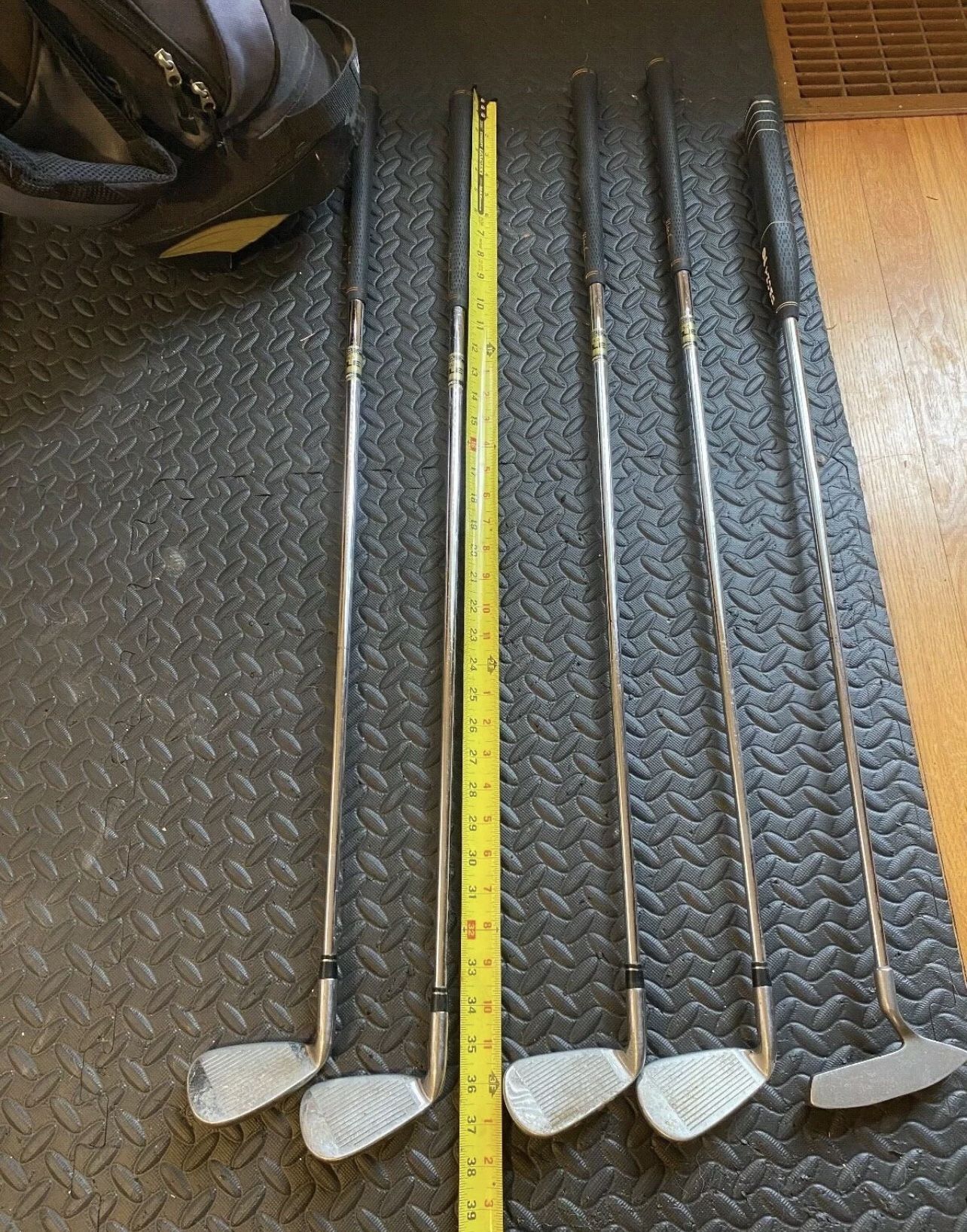 Walter Hagen Golf Clubs; complete set with bag; Right-Handed; Men; (Used)