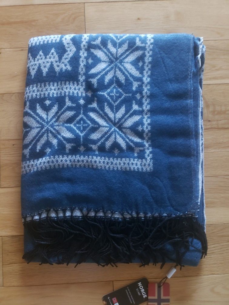 Knitted Wool Poncho Star Design. Traditional Norwegian Scarf. Blue/White. One Size.
Size: 150 x 140 x 10*2 cm