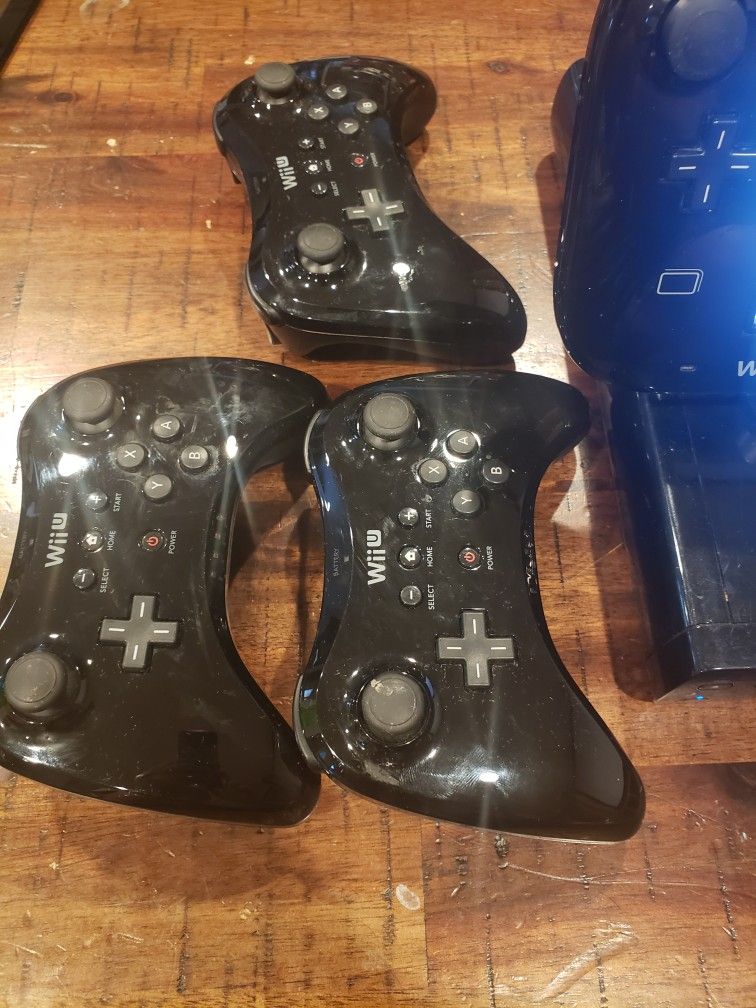 NINTENDO WII U WITH 3 PRO CONTROLLER