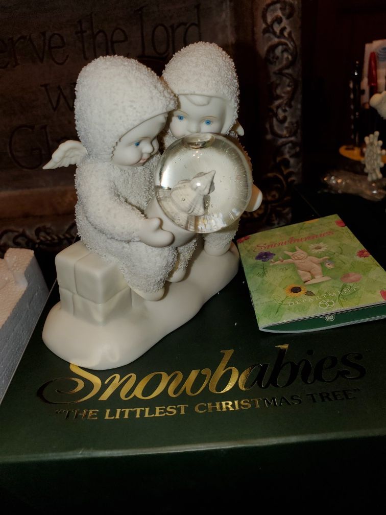 Figura de porcelana de snowbabies nueva en su caja mide 4.5 de alto