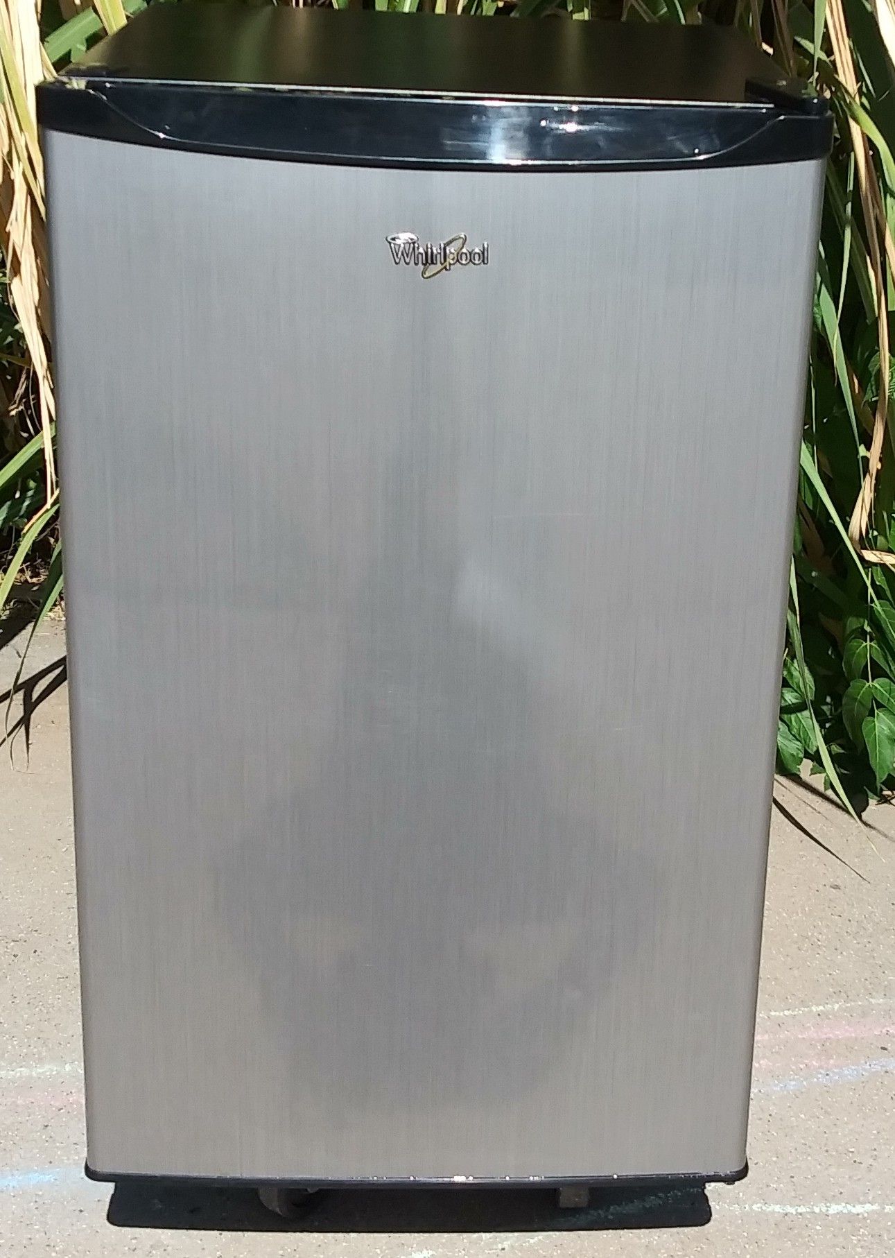 Whirlpool Mini Fridge. 4.3 Cubic Ft. Like New Cond. for Sale in La