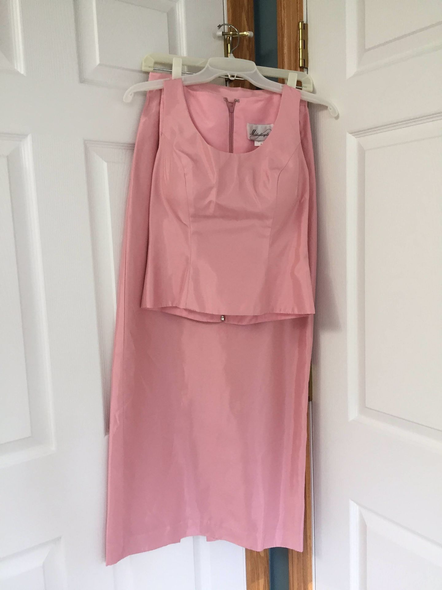 Formal Full length gown, shawl, and matching shoes. See all pictures. Gown Size 4