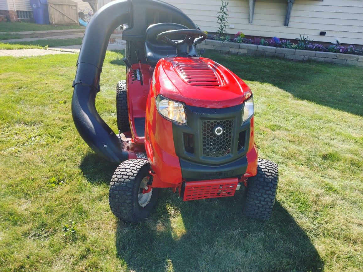 RIDING LAWNMOWER TROY-BILT YEAR 2012