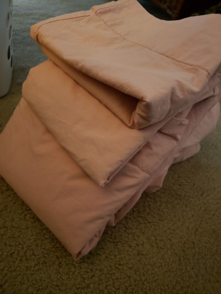Set Of Queen Size Sheets With 2 Pillow Cases