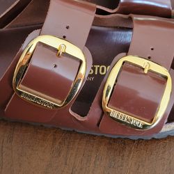 Birkenstock Sandals Arizona 240 L11 M9 Size 42 High shine chocolate 
leather.  Gold tone hardware. New, never been worn Thumbnail
