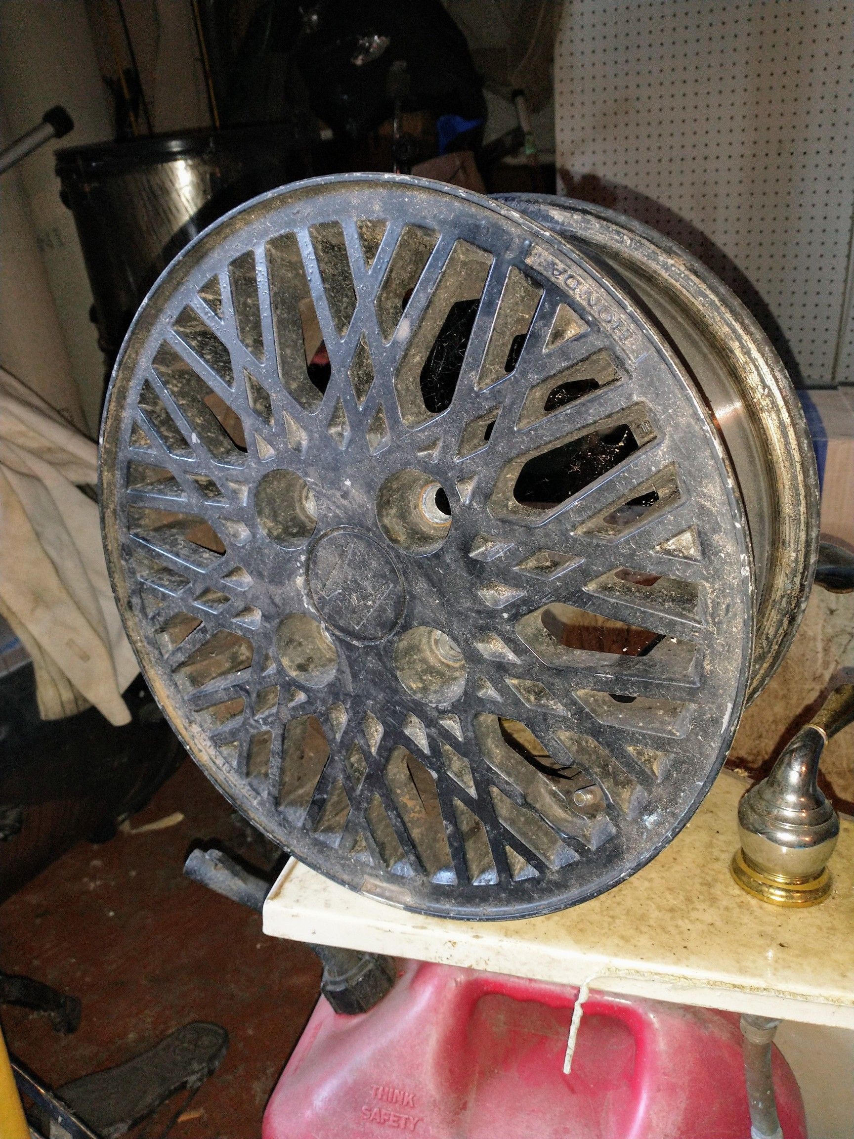 87 prelude alloy rims. Stock 80s Honda Wheels.